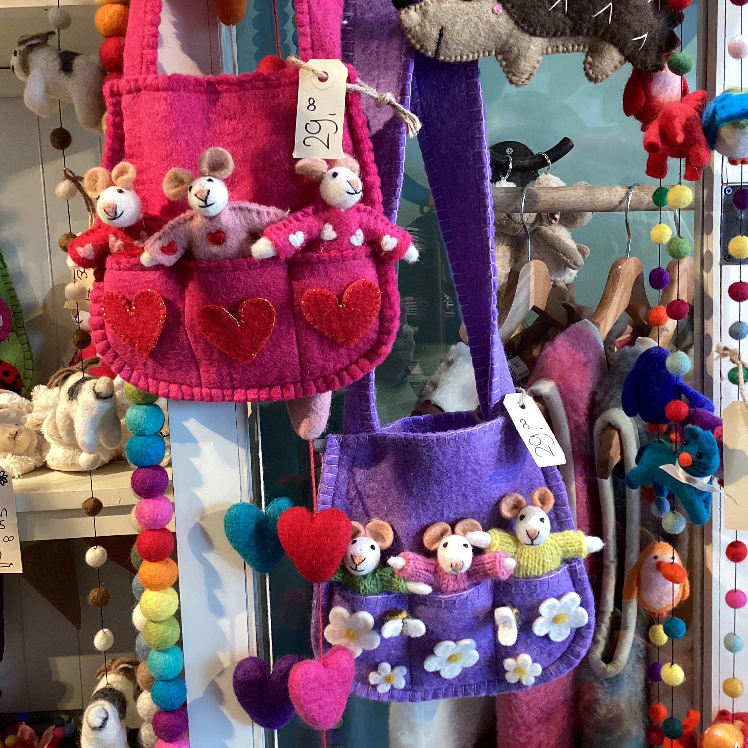 Wolvilt tasje met vingerpopjes