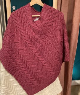 Aran poncho met kabelpatroon (4 kleuren)