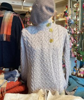 Aran kabelvest met overslag kort (2 kleuren)