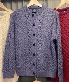 Aran wollen vest met kabelpatroon en knopen (2 kleuren)