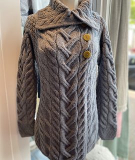 Aran kabelvest met overslag (2 kleuren)