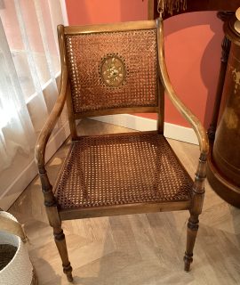 Vintage stoel met bloemdecoratie