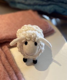 Staand schaapje van wol
