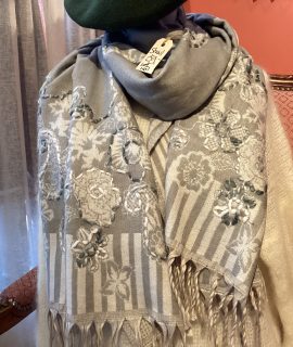 Geborduurde wollen sjaals