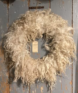 Krans van schapenwol wolwit
