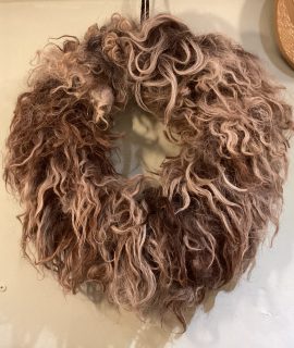 Krans van schapenwol bruin